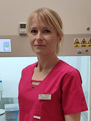 Na zdjęciu Kierownik Pracowni Wirusologii dr n. kul. fiz. Marta Szarek